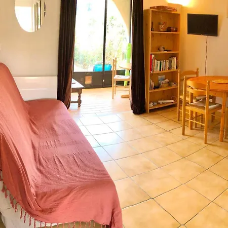 Apartment T2 Renove Climatise Avec Jardinet A 400m Des Plages *